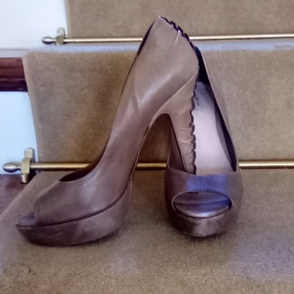 Miu Miu Beautiful Size 40 Nude Beige Heels Pumps